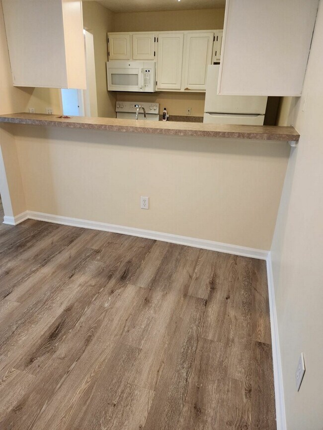 Dining area - 512 Carom Cir