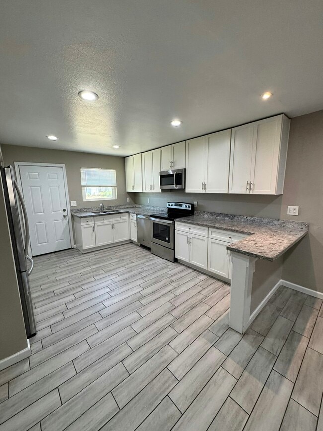 Photo - 1013 E Commonwealth Pl Townhome