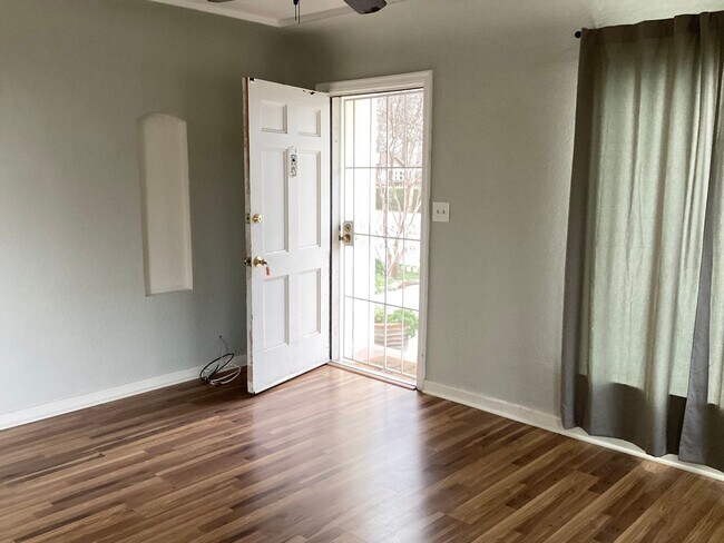 Foto del edificio - 669 E 3rd Ave