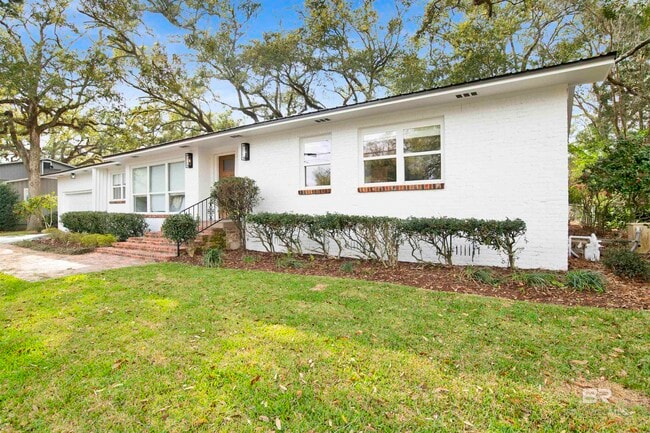 Building Photo - 380 S Church St