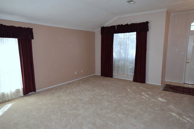 Building Photo - 3 Bed 2 Bath 1700 SF