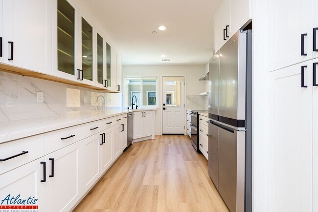 Foto del edificio - Gorgeous Townhouse | Remodeled | Desirable Location