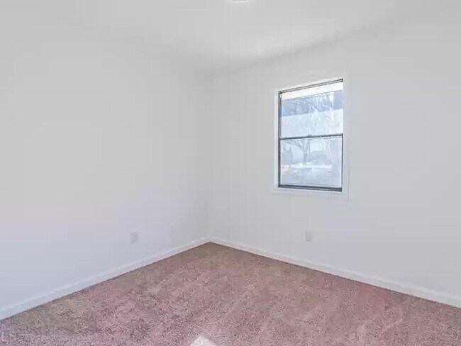 Building Photo - 3 Bedroom 2 Bathroom Single Family Home in...
