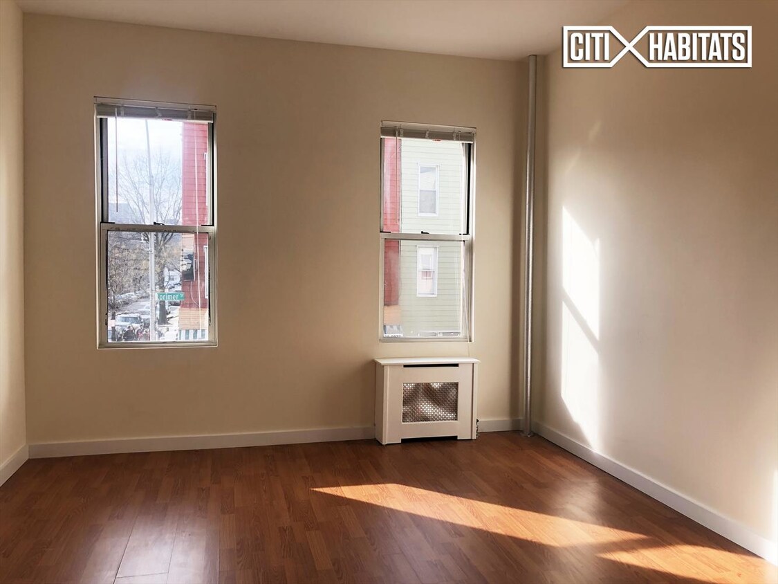 Primary Photo - 718 Lorimer St