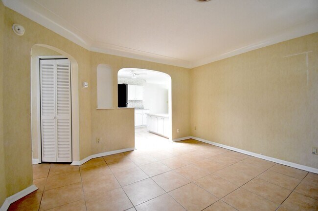 Building Photo - 3 br, 1 bath House - 1212 Jamajo Blvd