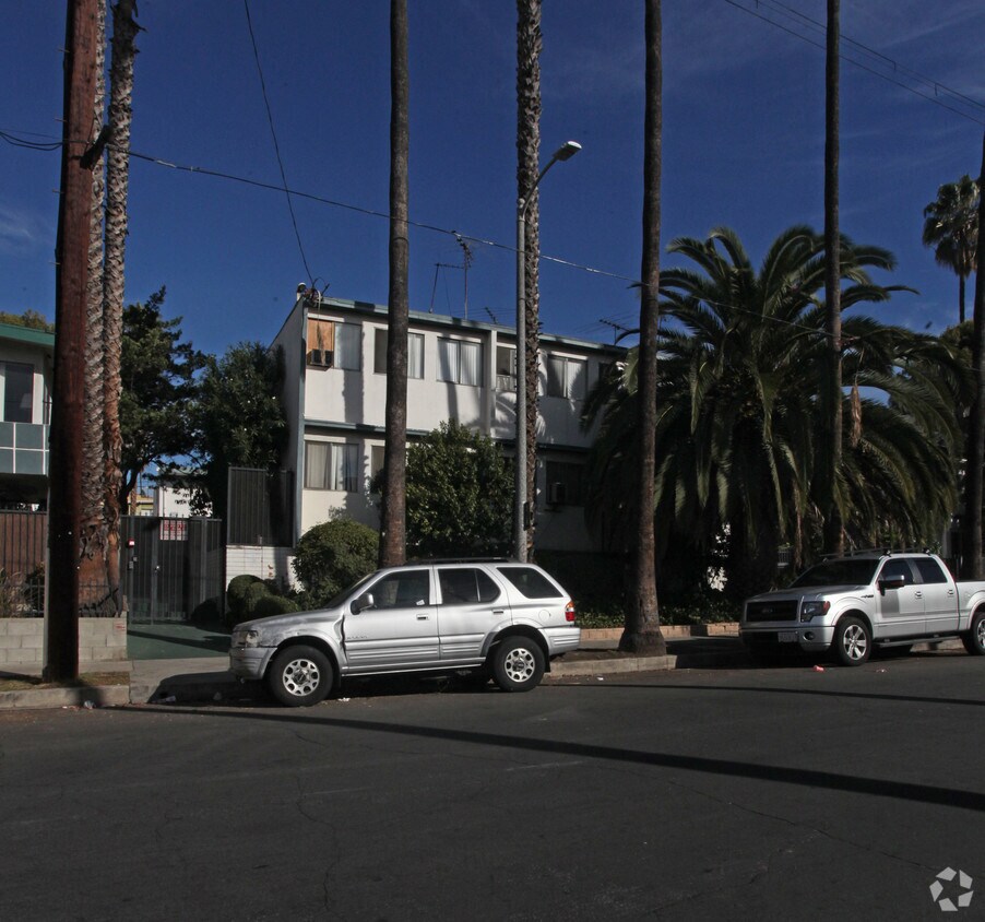 Foto del edificio - 5411 Russell Ave