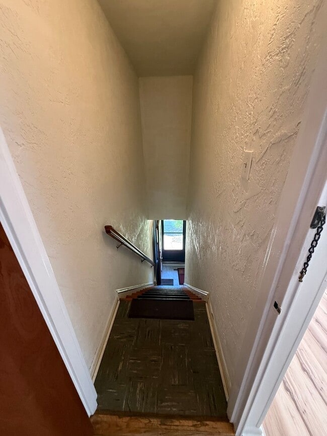 Building Photo - 324 Levick St