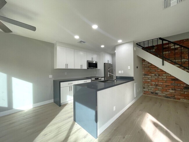 Foto del edificio - AVAILABLE NOW!! COMPLETELY REMODELED 2 Bed...