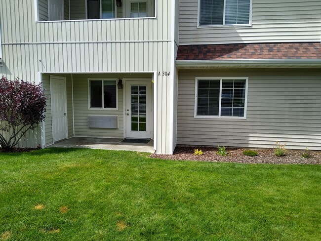 Building Photo - Charming 3 bedroom 2 bath condominium in P...