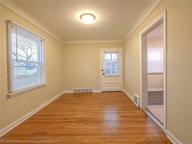 Foto del edificio - 21151 Fuller Ave