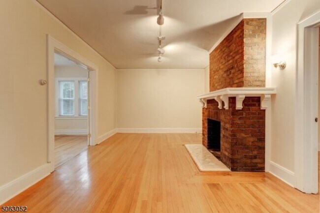 Building Photo - 51 Chestnut St