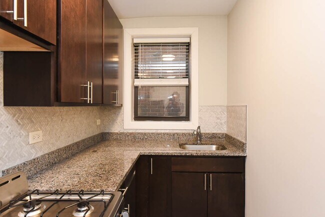 Building Photo - 428 W Belden Ave