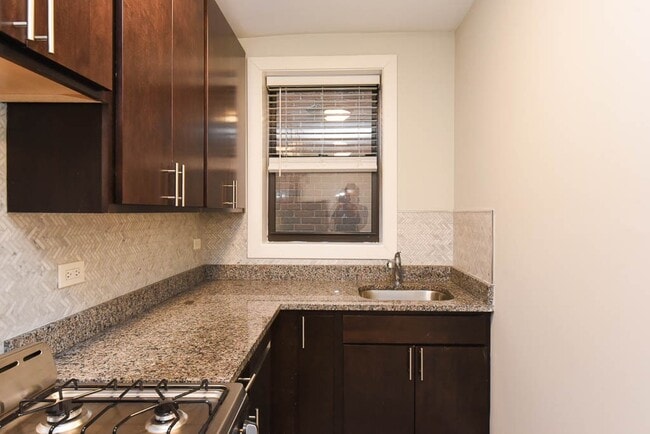 Foto del edificio - 546 W Belden Ave