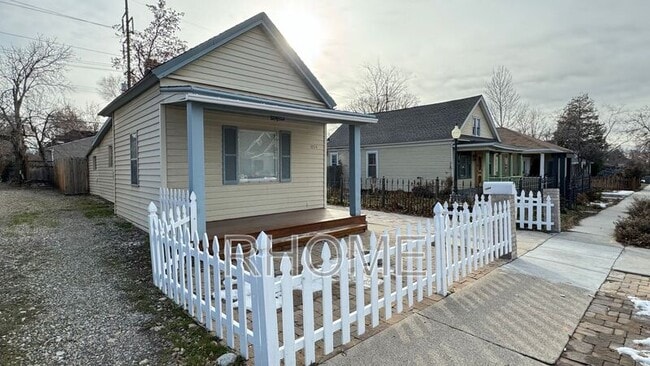 Building Photo - 1054 Wilson Ave S