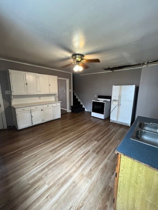 Building Photo - 3 bedroom 1 bathroom