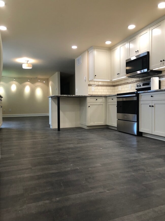 Building Photo - 722 E 5th Ave