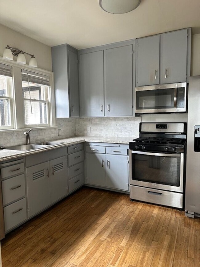 Building Photo - Darling 2 bedroom 1 bath with bonus room