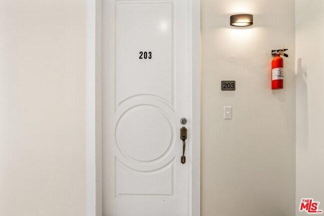 Foto del edificio - 1832 S Barrington Ave
