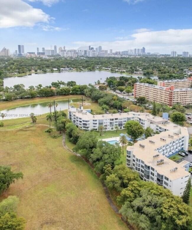 Foto del edificio - 1701 NE 191st St