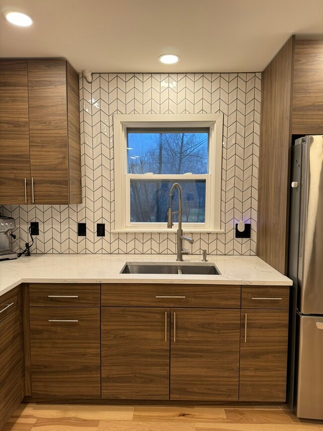 Building Photo - 13814 W Robin Trl