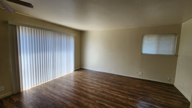 Foto del edificio - 541-553 Admiral Callaghan Ln.