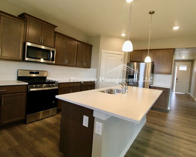Building Photo - Beautiful Newer Home