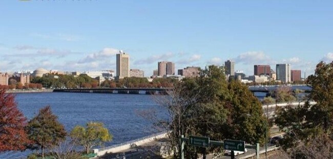 Foto del edificio - 33 Bay State Rd