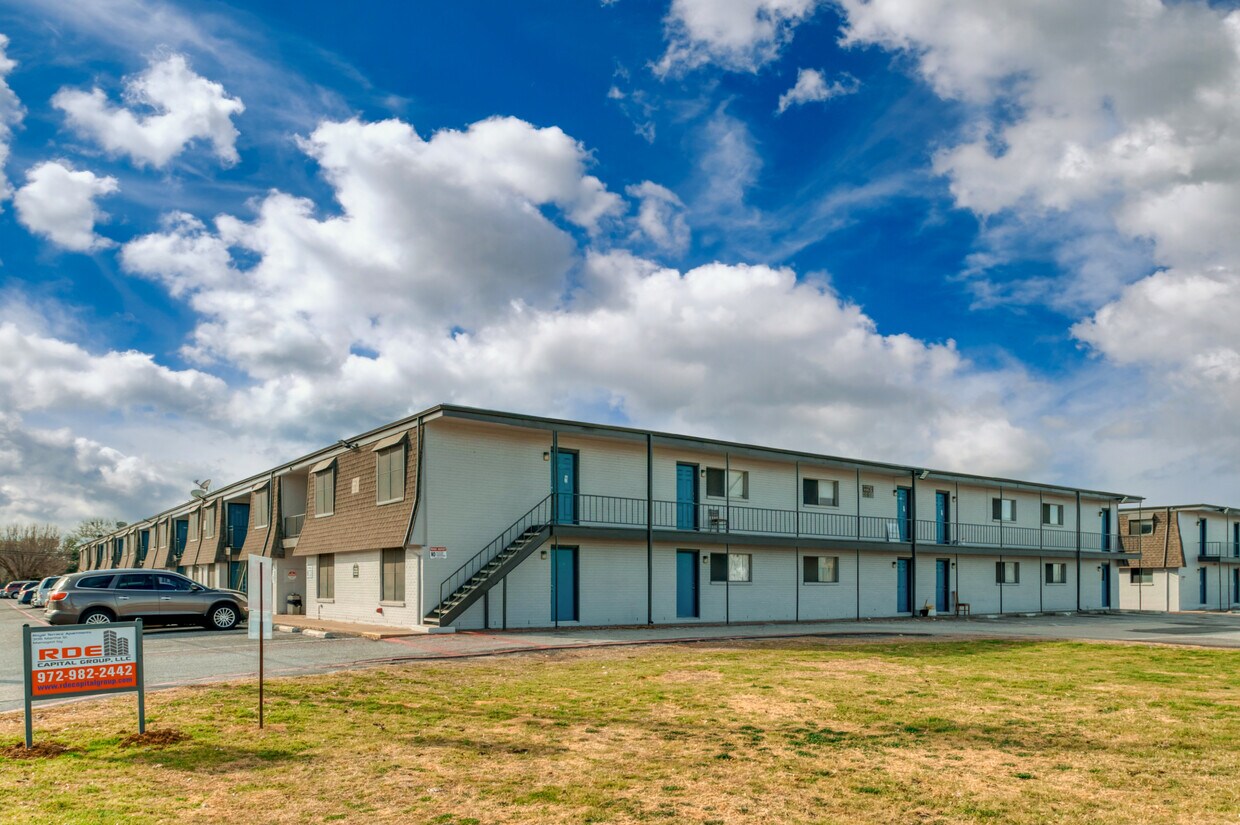 Royal Terrace Apartments in Euless, TX