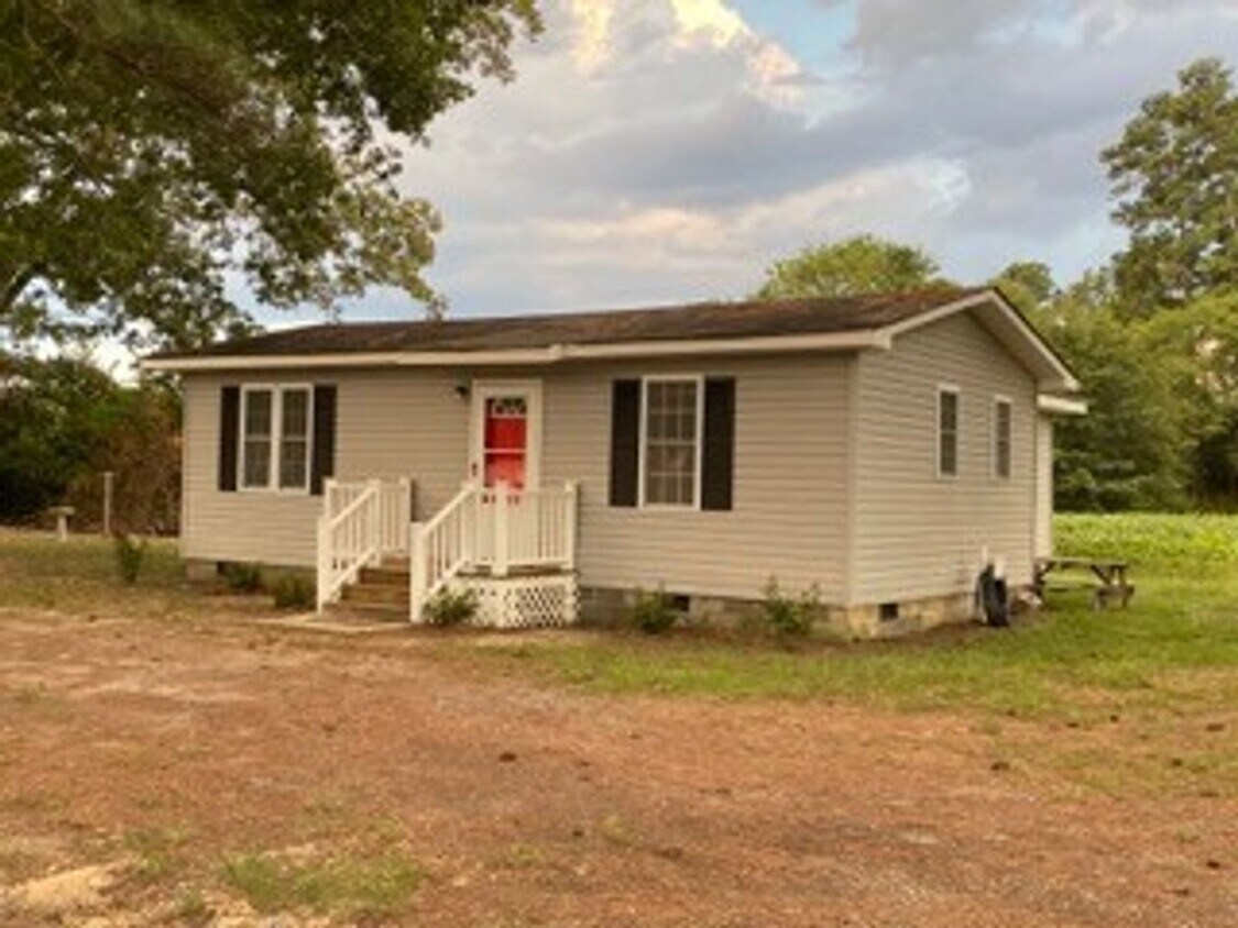 Primary Photo - 2 Bedrooms, 1 Bathroom Home in Centre!