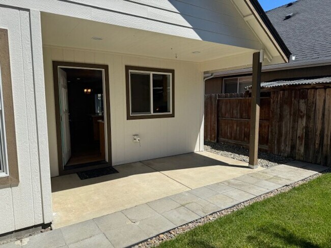 Foto del edificio - NEW TO MARKET/ 3 BEDROOM HOUSE ON QUIET DEAD END STREET