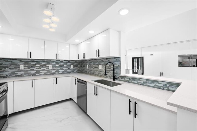 Building Photo - 800 Parkview Dr