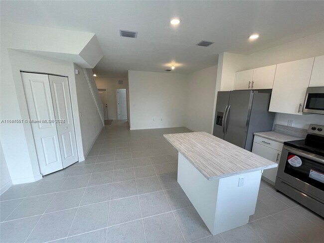Foto del edificio - 20671 NE 7th Pl