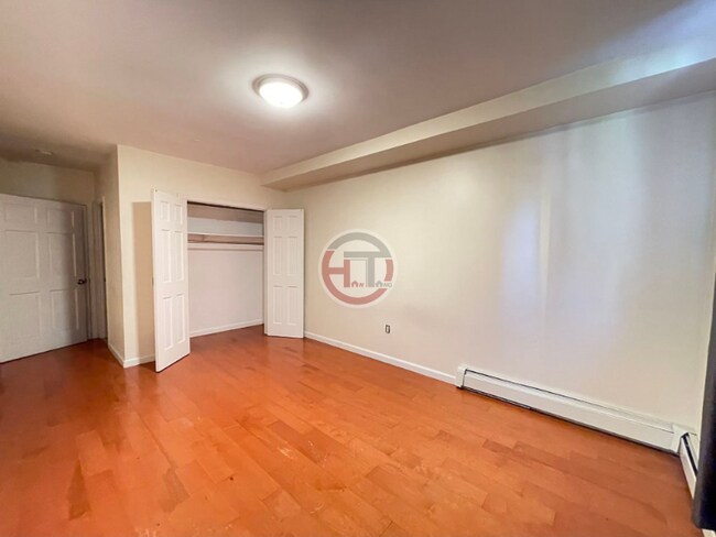 Building Photo - 3062 Roberts Ave