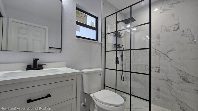 Foto del edificio - 4720 Trout Ave