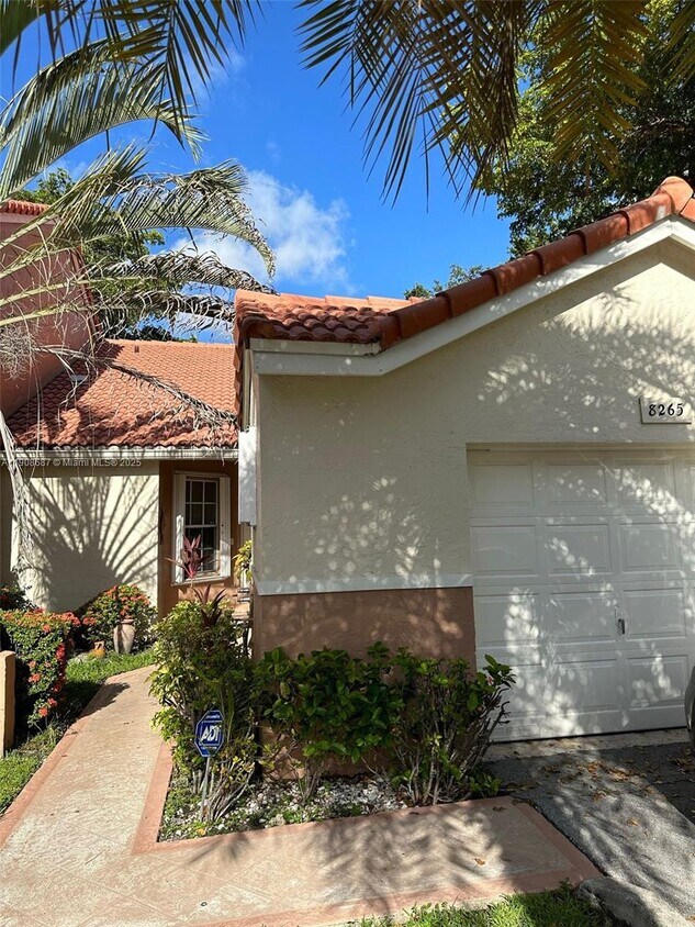 Foto principal - 8265 NW 70th St