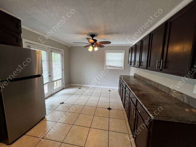 Foto del edificio - 2902 Tall Tree Ln