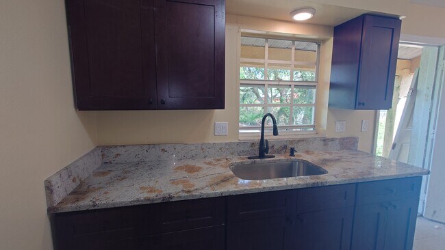 Foto del edificio - 13446 Johnson St