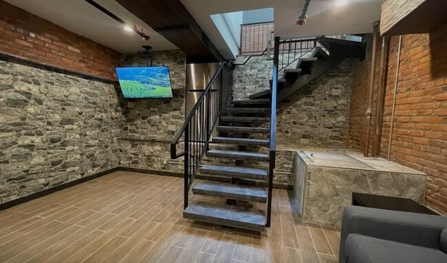 Building Photo - Comm Ave Luxury 1-Bedroom Loft