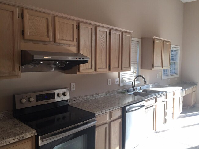 Foto del edificio - Elegant 4 Bedroom 2.5 Bath House w/ Primary Suite on 1st Floor + a Fenced-in Backyard @ Park Vill...