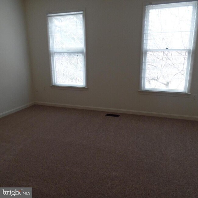 Building Photo - 9 Fieldstone Ct