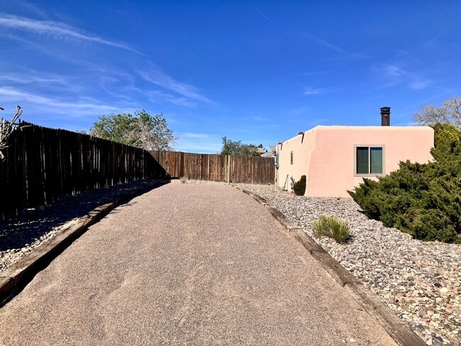 Building Photo - Newly Renovated Close to Intel