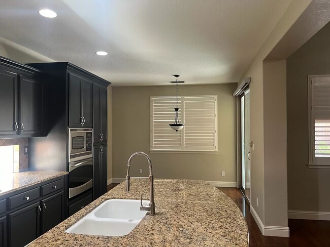 Foto del edificio - Charming 4-Bed, 2-Bath Single-Story Home f...