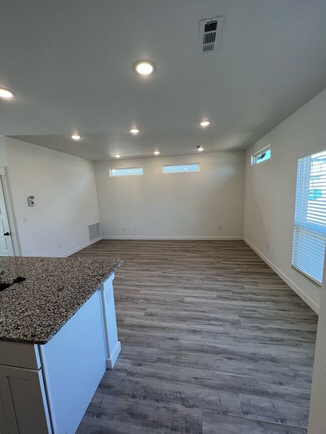 Foto del edificio - LEASING SPECIAL 1/2 OFF FIRST MONTHS RENT!...
