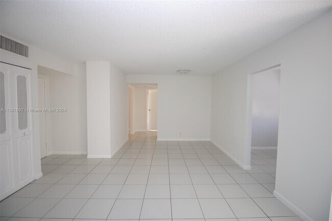 Building Photo - 17021 N Bay Rd