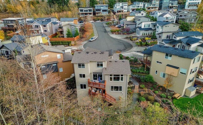 Foto del edificio - Beautiful Custom 4-bedroom 2.5 bath home. Barkley Neighborhood!