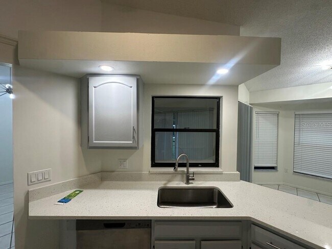 Building Photo - 2029 Lake View Blvd