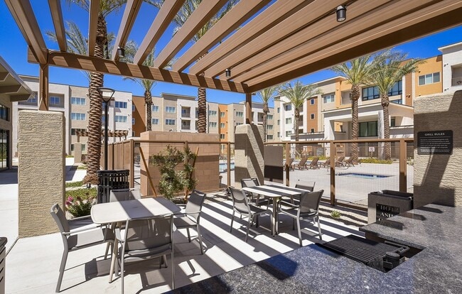 Foto del edificio - Suncrest Vista at Canyon Trails 55+ Apartments