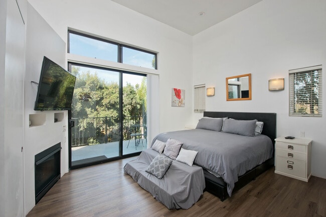Master Bedroom - 809 Warren Ave