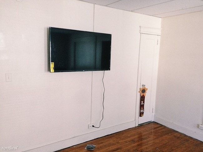 Building Photo - 4 br, 1 bath  - 157 Oak St