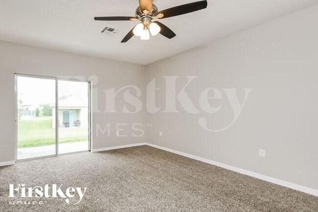 Foto del edificio - 621 Squires Grove Dr